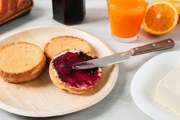 Brioche z dżemem maślanym i sokiem pomarańczowym