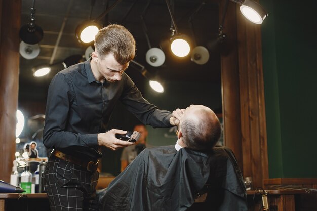 Brodacz. Fryzjer z klientem. Mężczyzna z goleniem.