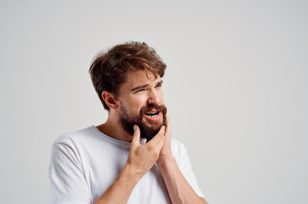 Brodaty mężczyzna medycyna ból zęba i problemy zdrowotne na białym tle