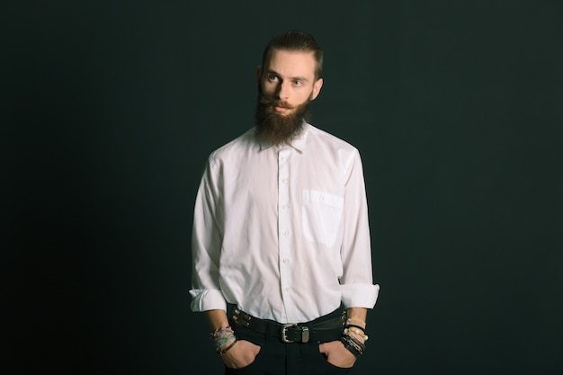 Bezpłatne zdjęcie brodaty mężczyzna w stylu hipster