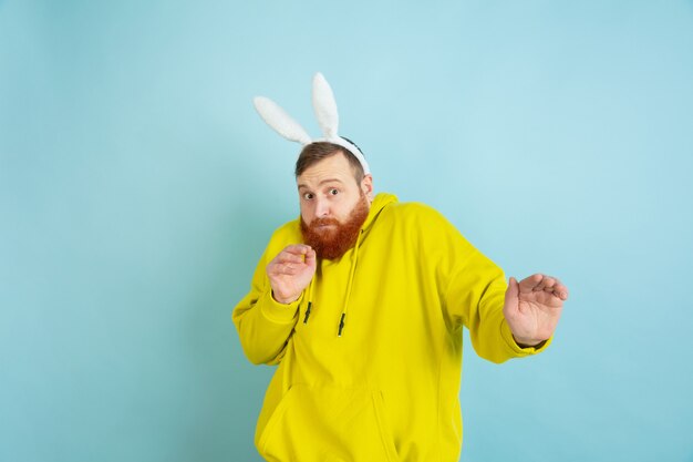 Brodaty mężczyzna z uszami królika na Wielkanoc
