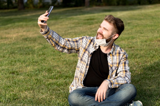 Brodaty młody mężczyzna przy selfie