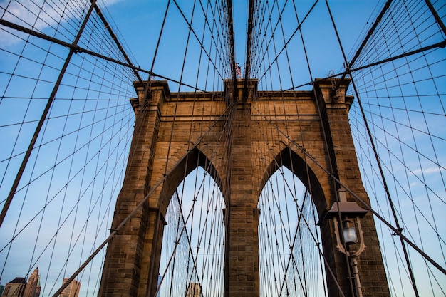 Bezpłatne zdjęcie brooklyn bridge w nowym jorku z błękitnym niebem