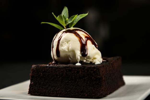 Brownie czekoladowe lody miętowo-cukrowe widok z boku