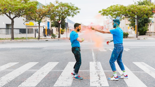 Bezpłatne zdjęcie brudna radosna para gejów zabawy na drodze