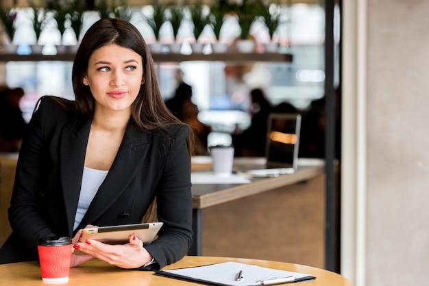 Brunetka bizneswoman używa jej pastylkę