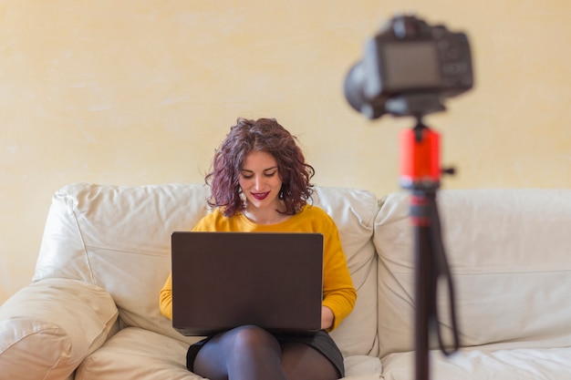 Bezpłatne zdjęcie brunetka blogerka pisze na laptopie