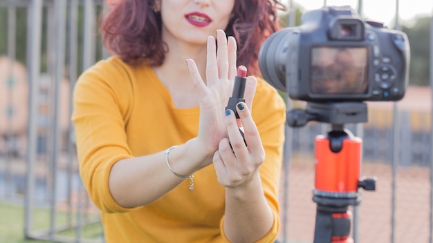 Brunetka blogerka przedstawiająca produkty kosmetyczne