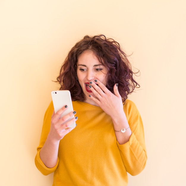 Brunetka blogerka za pomocą telefonu komórkowego