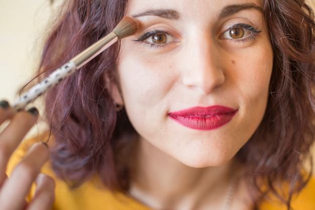Brunetka blogger robi jej makijaż