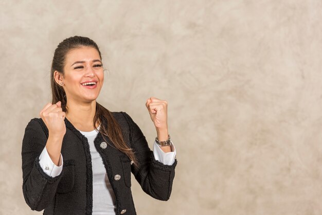 Brunetka businesswoman świętuje