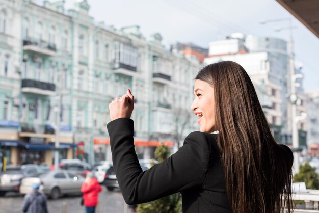 Brunetka businesswoman świętuje