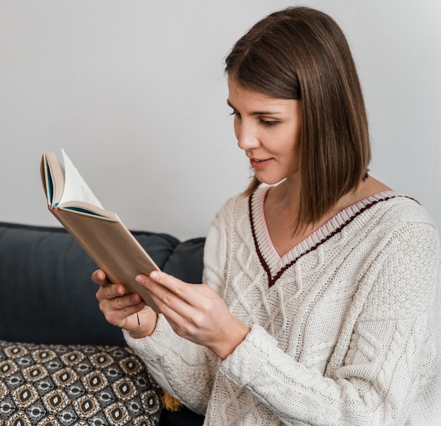 Bezpłatne zdjęcie brunetka kobieta czyta książkę