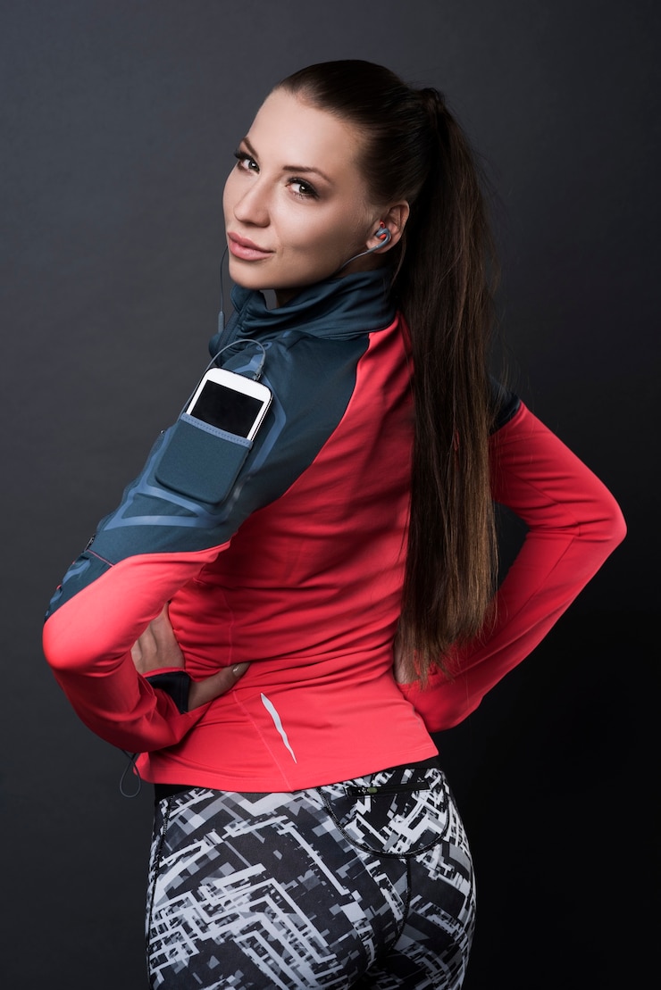 Bezpłatny plik Zdjęcie brunetka kobieta nosi ubrania sportowe