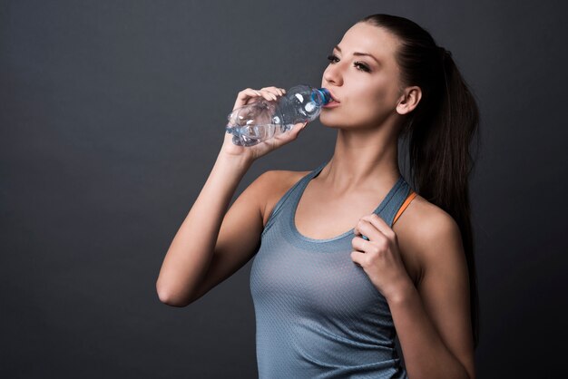 Brunetka kobieta nosi ubrania sportowe