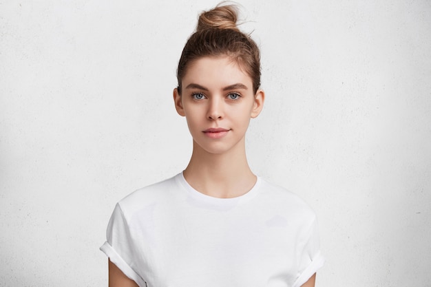 Bezpłatne zdjęcie brunetka młoda kobieta w białej koszulce