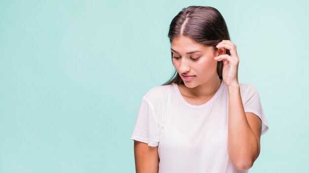 Brunetka model pozuje z białą koszulką