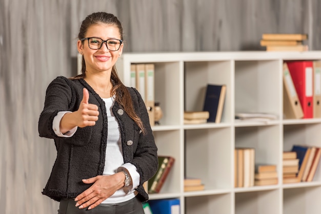 Bezpłatne zdjęcie brunetki bizneswomanu pozować