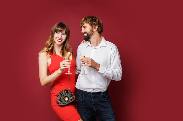Bezpłatne zdjęcie brunetki kobieta z jej mężem trzyma szkło szampan