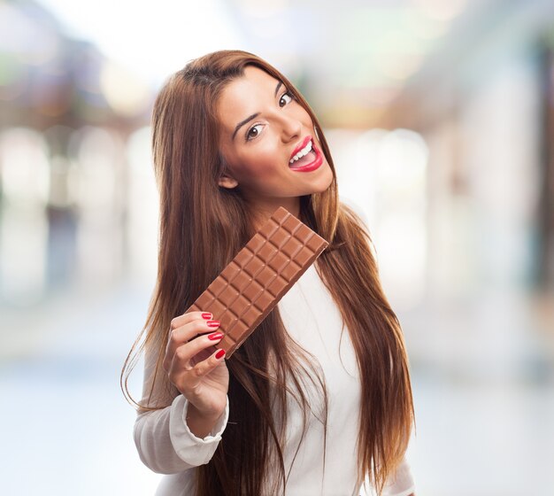 Brunette dziewczyna trzyma pyszne czekolady.