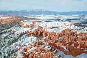 Bezpłatne zdjęcie bryce canyon ze śniegiem zimą