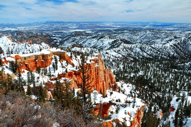 Bezpłatne zdjęcie bryce canyon ze śniegiem zimą