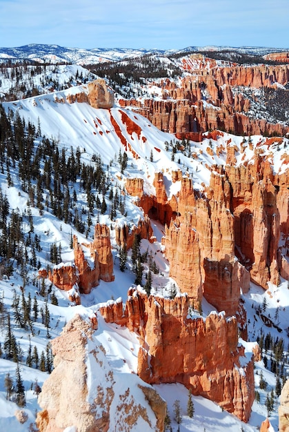 Bezpłatne zdjęcie bryce canyon ze śniegiem zimą