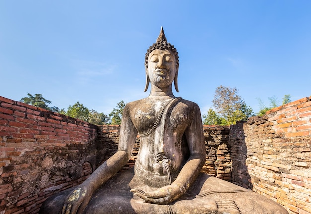 Budda w małej kaplicy w parku historycznym Wat Si Chum Shukhothai Tajlandia