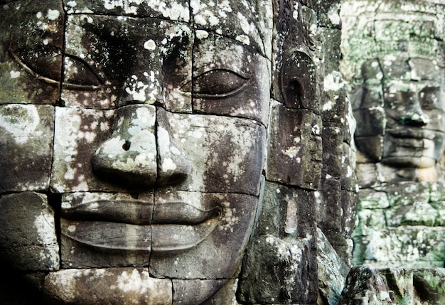 Bezpłatne zdjęcie buddha stawia czoło przy angkor thom, siem przeprowadza żniwa, kambodża