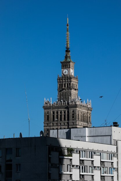 Budynek Pałacu Kultury o nowoczesnej architekturze w Warszawie