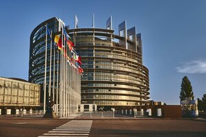 Budynek parlamentu europejskiego w strasburgu we francji z czystym błękitnym niebem w tle