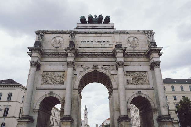 Bezpłatne zdjęcie budynek siegestor w monachium, niemcy