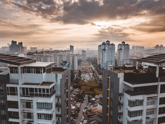 Budynki Kuala Lumpur pod zachmurzonym niebem w Malezji