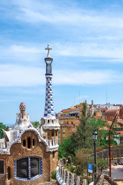 budynki parc guel z niezwykłym pejzażem architektonicznym w barcelonie