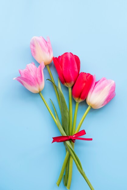 Bukiet czerwonych i różowych tulipanów