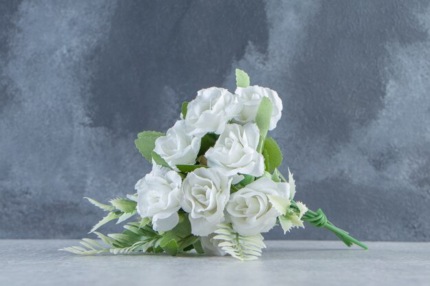 Bukiet kwiatów na białym stole.