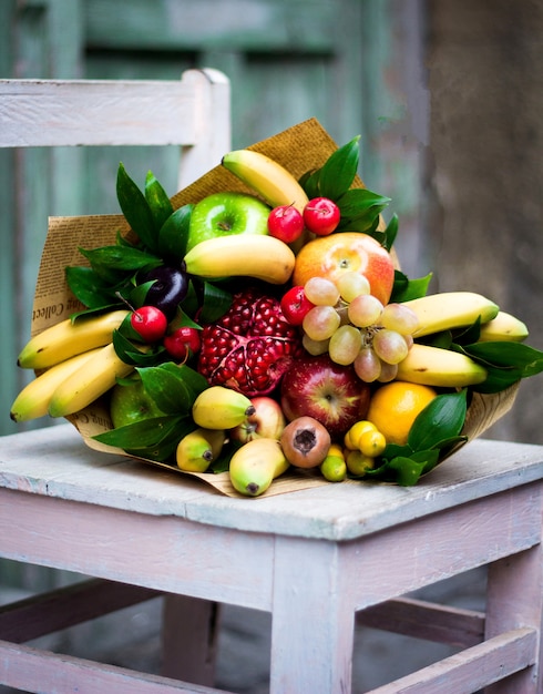 Bezpłatne zdjęcie bukiet owocowy z różnymi owocami
