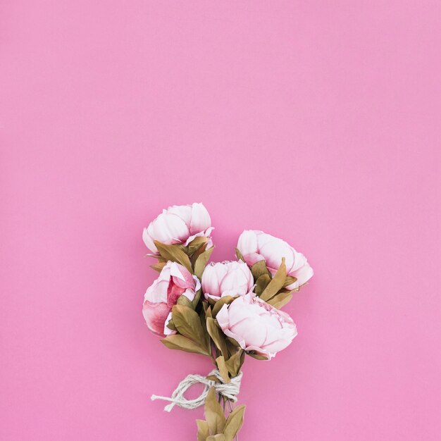 Bukiet róż na pięknym różowym tle