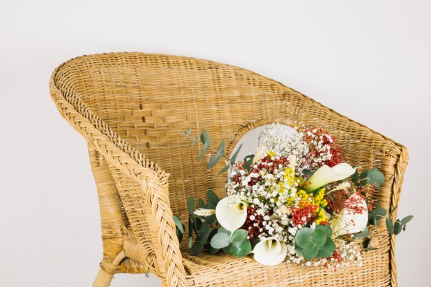 Bukiet ślubny kwiatów w fotelu