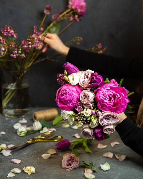 Bukiet ślubny z pomponelli i jasnoróżowych róż