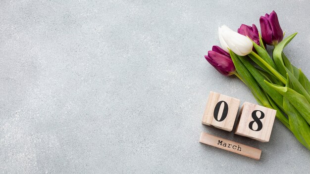 Bukiet tulipanów i napis 8 marca z miejsca kopiowania