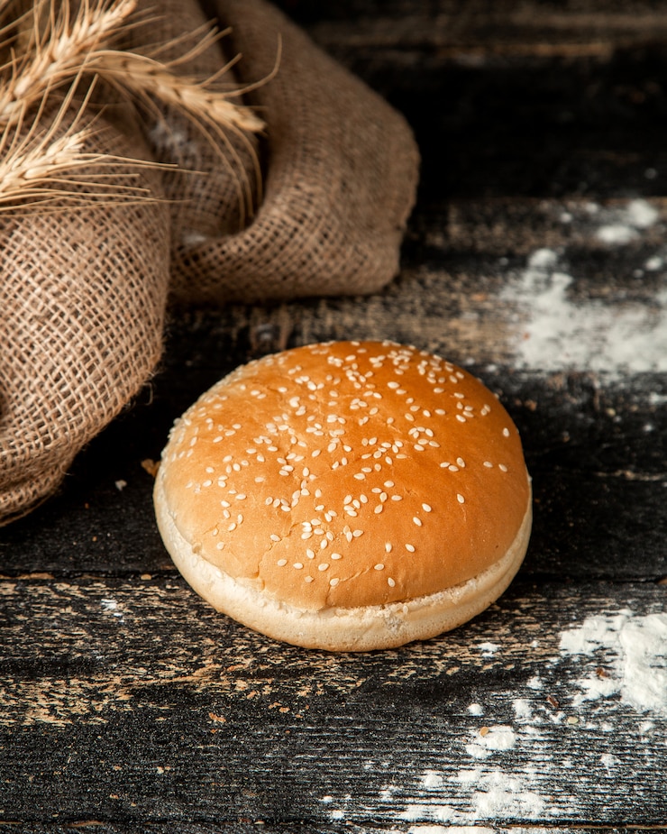 Bezpłatny plik Zdjęcie bułki burgerowe z sezamem i mąką na stole