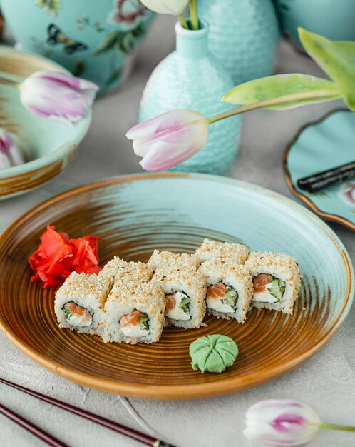 bułki sushi z łososiem, twarogiem, ogórkiem pokrytym sezamem