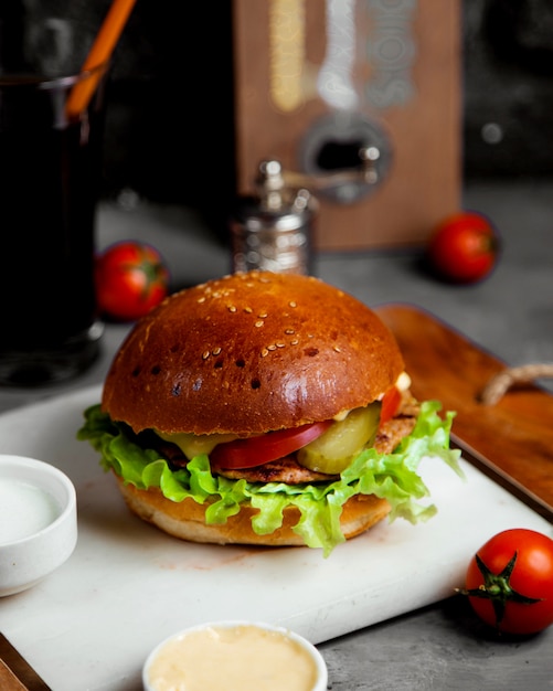 Bezpłatne zdjęcie burger mięsny z piklami i pomidorami
