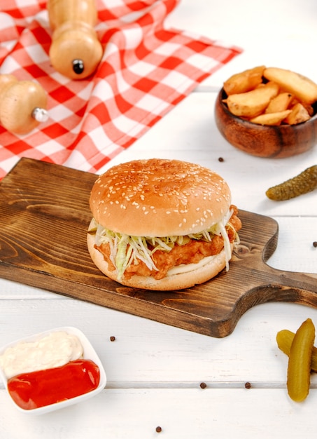 Burger z kurczaka ze smażonymi ziemniakami w kształcie jabłka