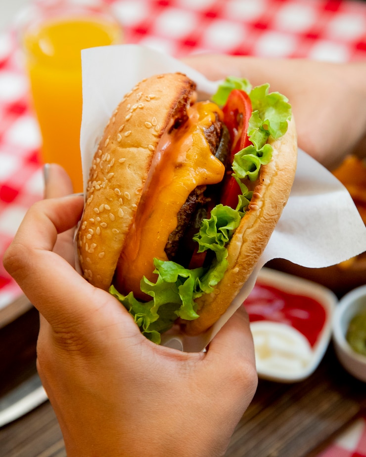 Bezpłatny plik Zdjęcie burger z pomidorami sałatowymi i serem