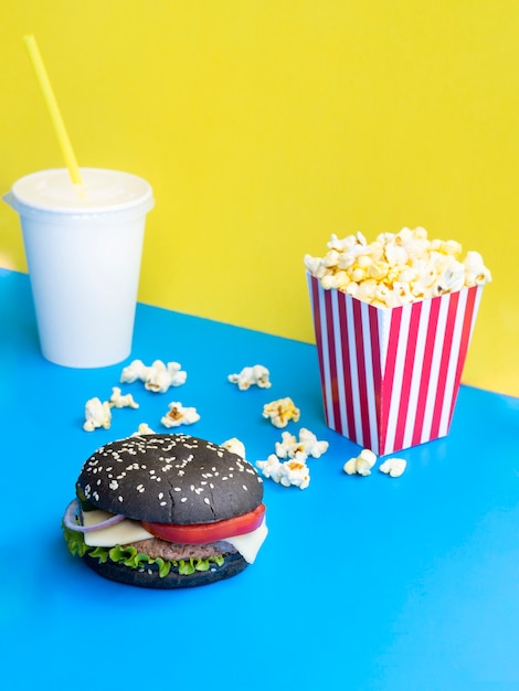 Burger Z Sodą I Popcornem