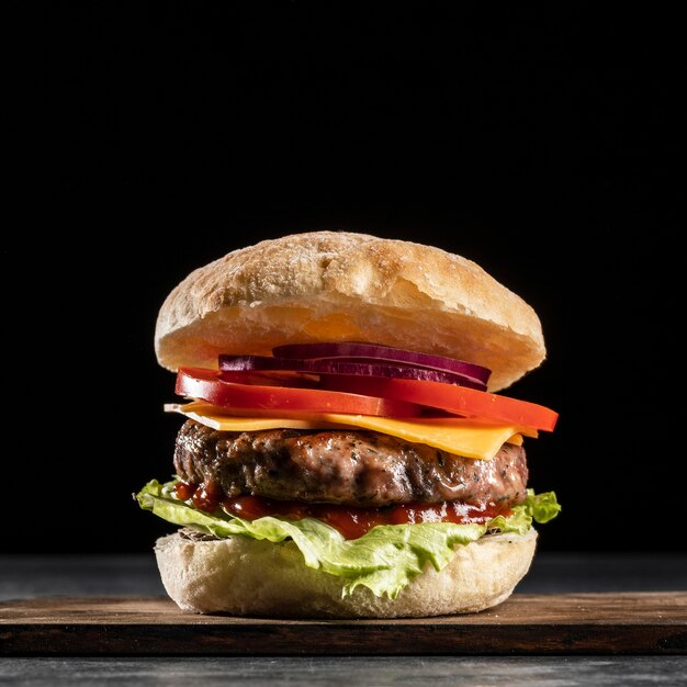 Burger z widokiem z przodu z warzywami i mięsem