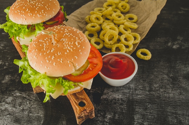 Bezpłatne zdjęcie burgery, sos pomidorowy i smażone krążki cebuli