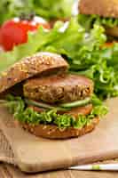 Bezpłatne zdjęcie burgery wegańskie z soczewicą i pistacjami